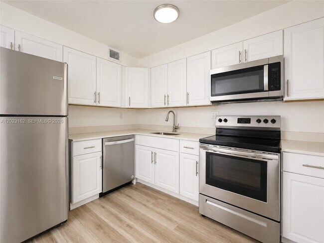Building Photo - 1470 NE 125th Terrace