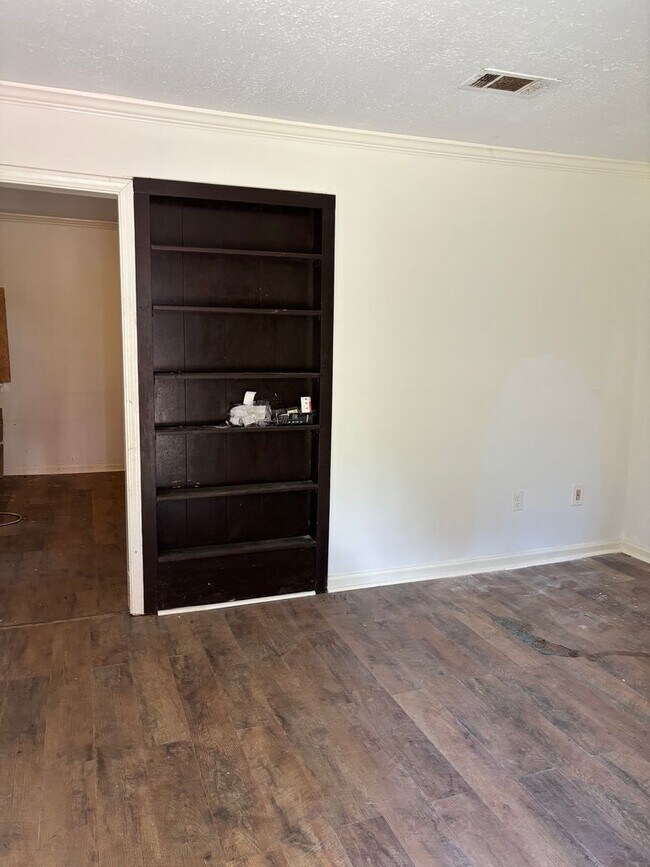 Building Photo - 410 Oneida Ave
