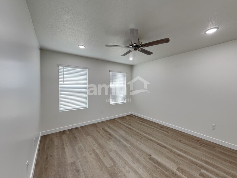 Building Photo - 1256 W Mahogany St