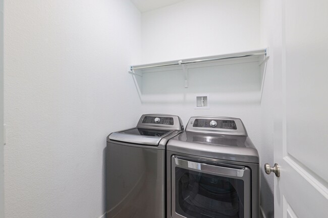 Building Photo - 124 Rosebush Dr