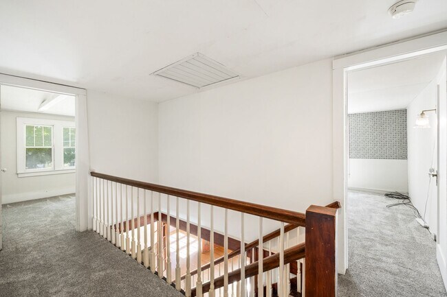 Building Photo - Charming 3 Bedroom, 2 Bath Home with Abund...