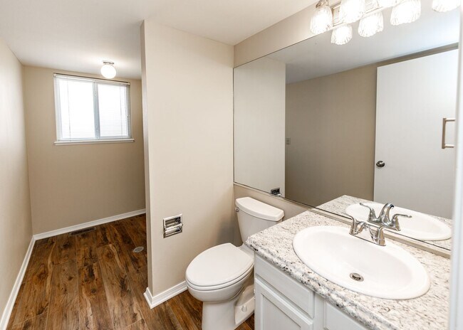 Building Photo - Stunning 5 Bedroom, 3.5 Bath Remodeled Hom...