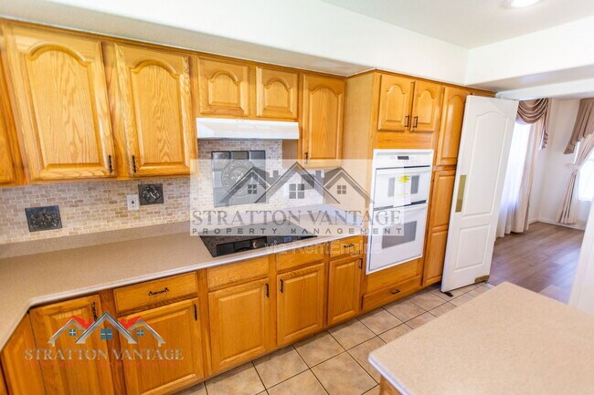 Building Photo - 960 E Constitution Dr