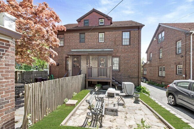 Building Photo - 75-59 Kessel St