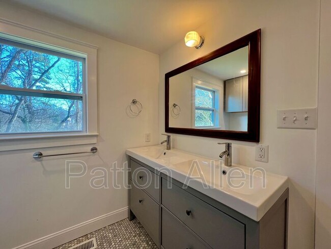 Building Photo - 125 Burton St