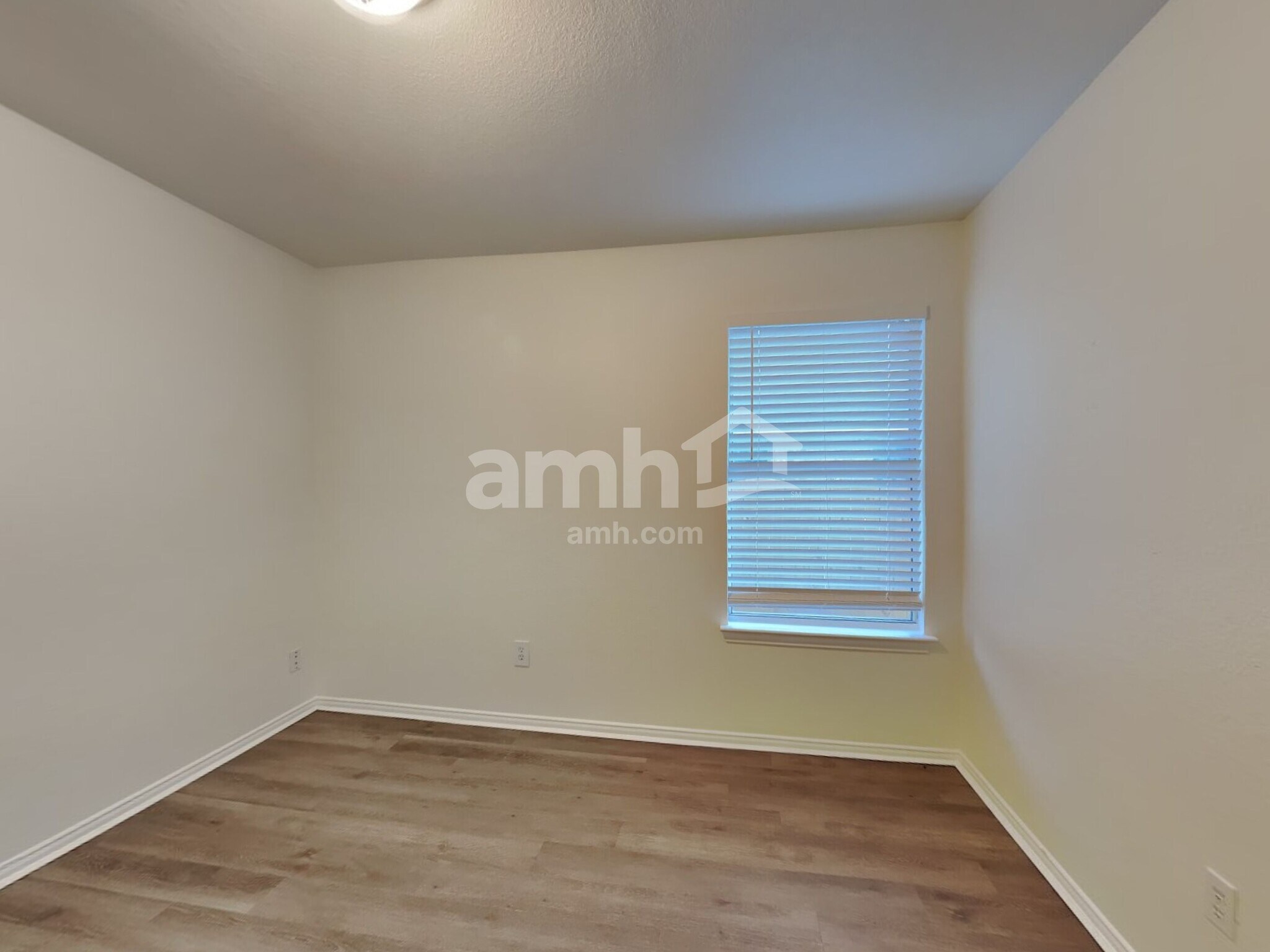 Building Photo - 1373 Meadowbrook Ln