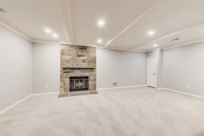 Building Photo - Spectacular 3 Bed + LOFT + 3.5 Bath- Custom Kitchen & Master Retreat w/ Beautiful Updates