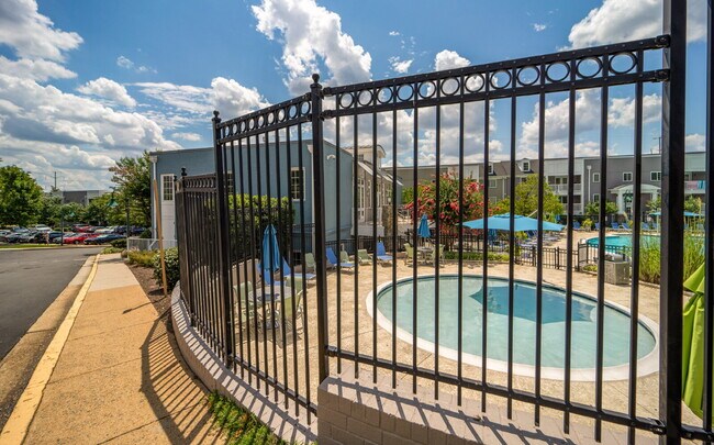 Building Photo - Charming Townhome with Unbeatable Amenities