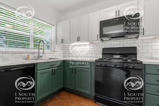 Building Photo - 300 Thornhill Cir