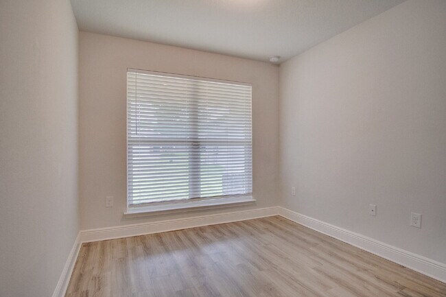 Building Photo - Beautiful North Pensacola 3BR Home with Oversized Primary Suite, Double Vanity Bath, 2-Car Garage...