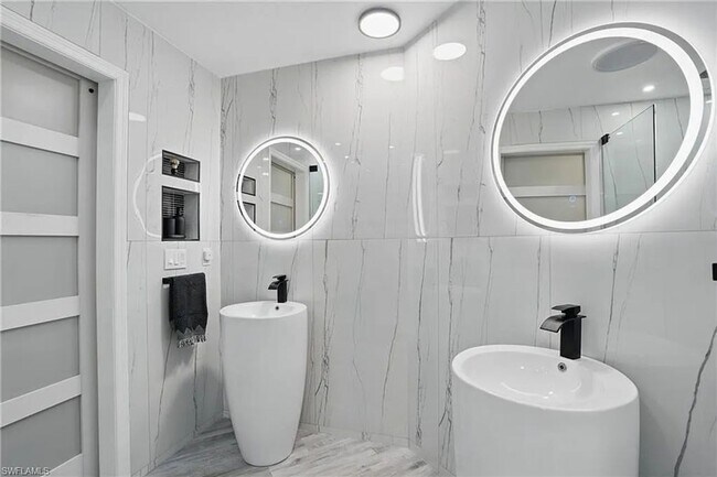 Building Photo - Stunning 2BR Condo in Naples - Lease for three (3) to 12 month.