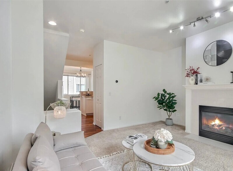 Building Photo - Bothell Townhouse