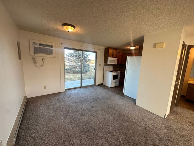 Building Photo - Two Bedroom, One and Half Bathroom Townhom...