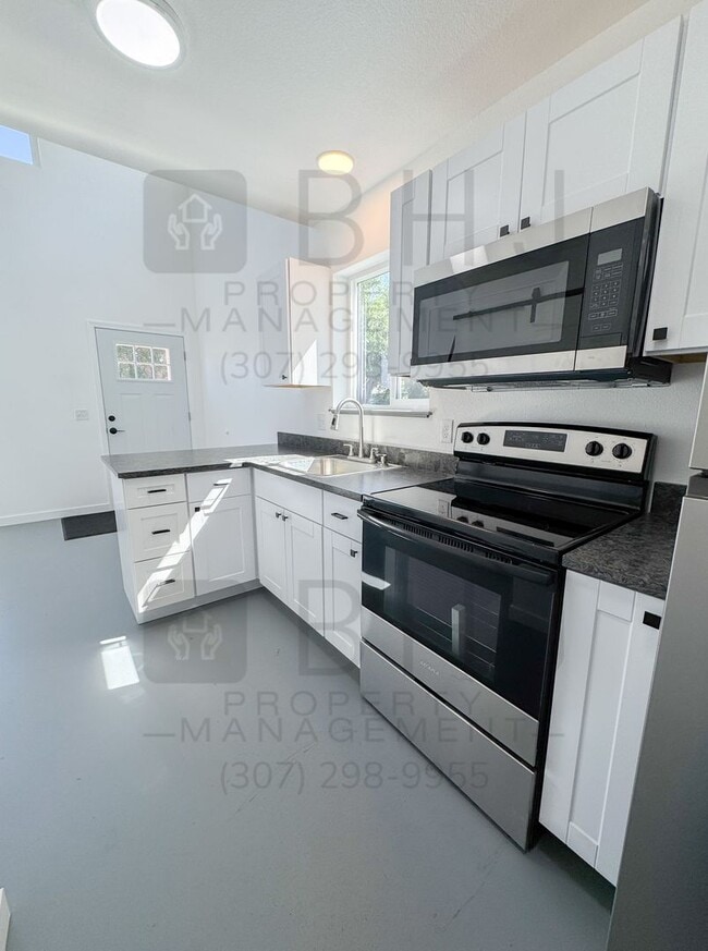 Building Photo - 520 Canby St