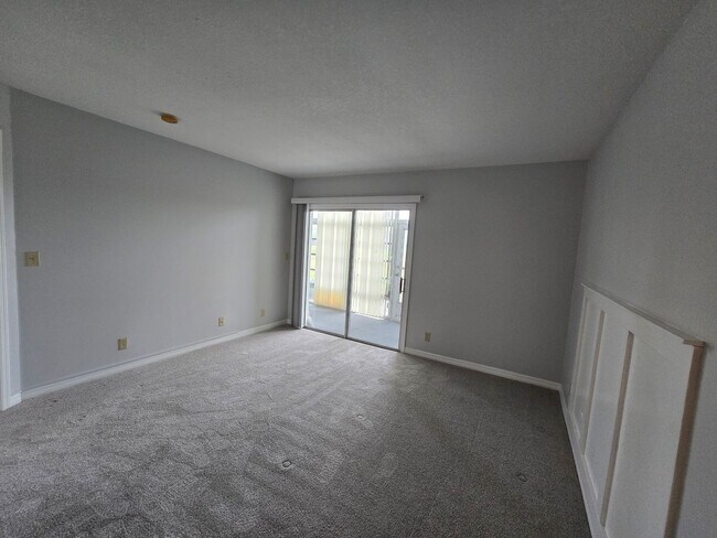 Building Photo - ANNUAL RENTAL - 55+ COMMUNITY 2/2 IN VISTA ROYALE