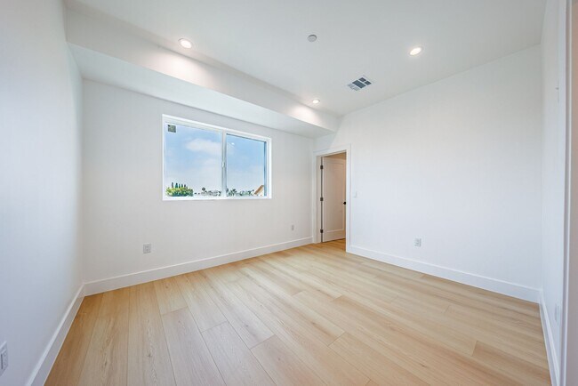 Building Photo - 1063 S Corning St