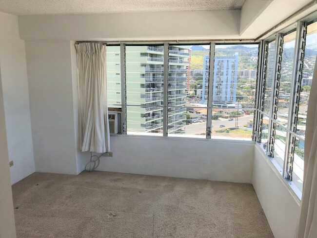 Building Photo - One bedroom corner unit at Regency Tower 1502