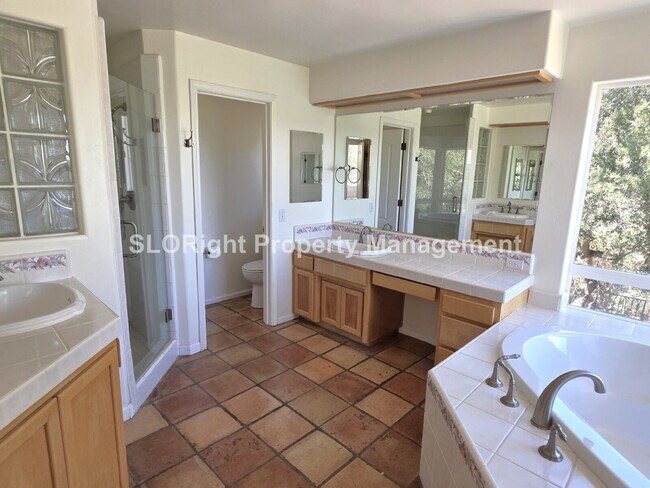 Building Photo - AVAILABLE NOW - 3 Bed/2.5 Bath Atascadero Home expansive property