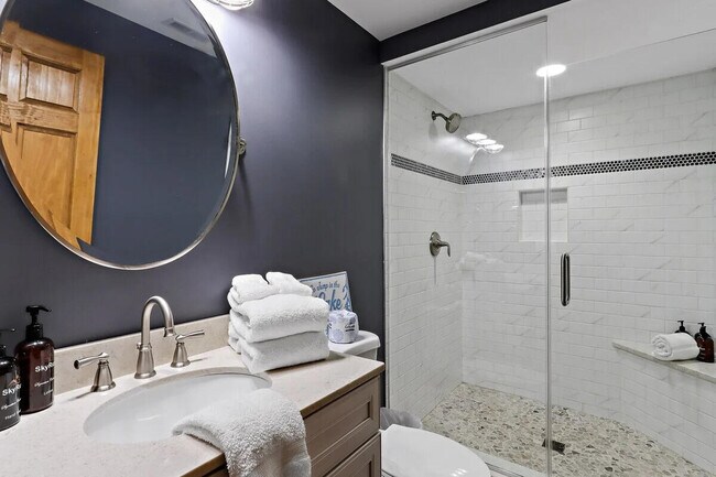 Building Photo - 465 Sylvan Dr