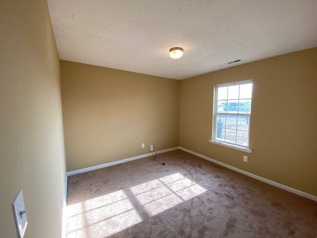 Building Photo - Open Plan with Split bedrooms