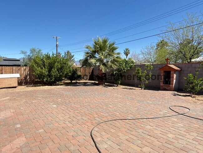 Building Photo - Three Bedroom Home