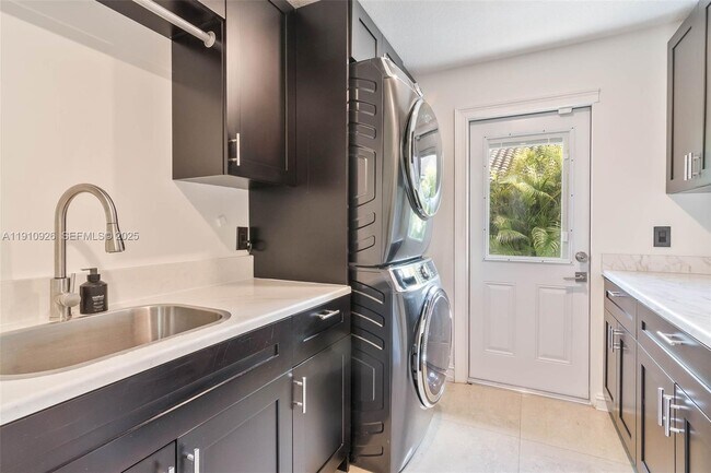 Building Photo - 1222 Manor Ct