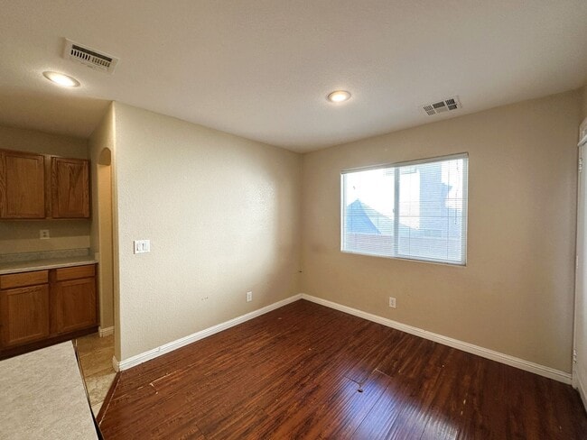 Building Photo - BEAUTIFUL 2 STORY HOME WITH HARDWOOD FLOORING! 3 BED 2 BATH, MASTER BEDROOM HAS ITS OWN PRIVATE B...