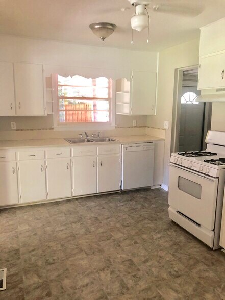 Building Photo - 501 Rosewell Ln