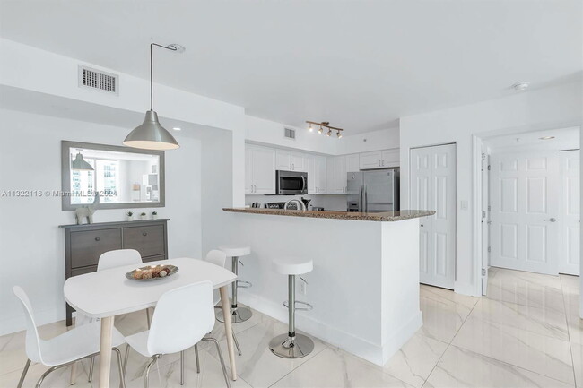 Building Photo - 1155 Brickell Bay Dr