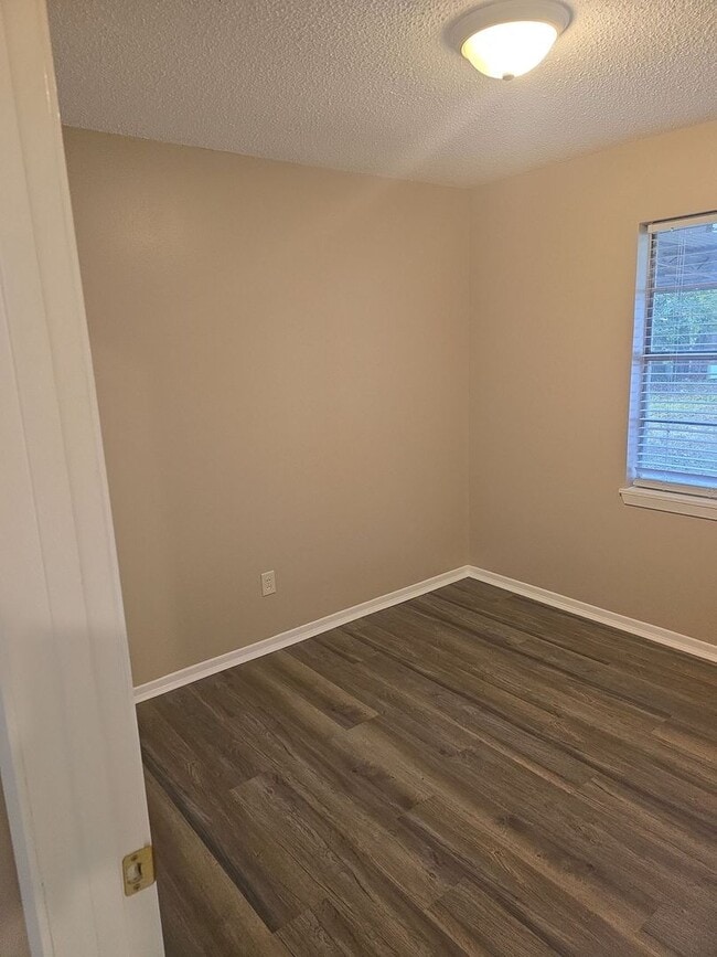 Building Photo - Refurbished - 3 bdrm 1.5 bath