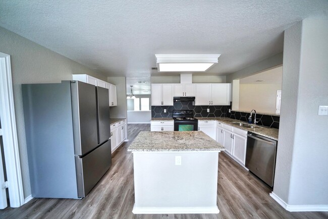 Building Photo - Stunning 4-Bedroom, 2.5-Bathroom Home in L...