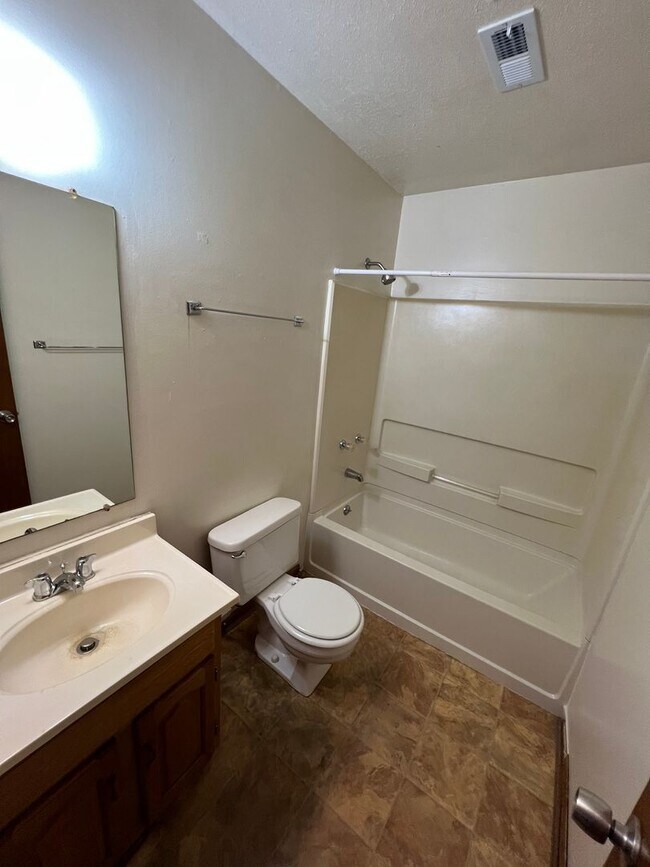 Building Photo - 216-218 W Home St