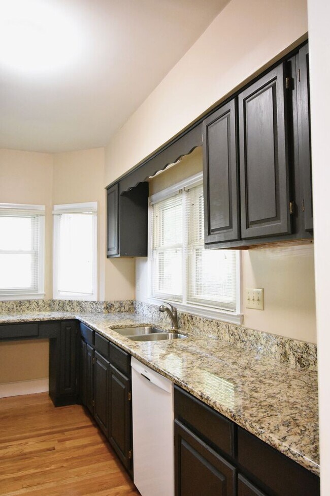 Building Photo - 3 Bedroom 2 Bathroom Townhome- Pets Considered