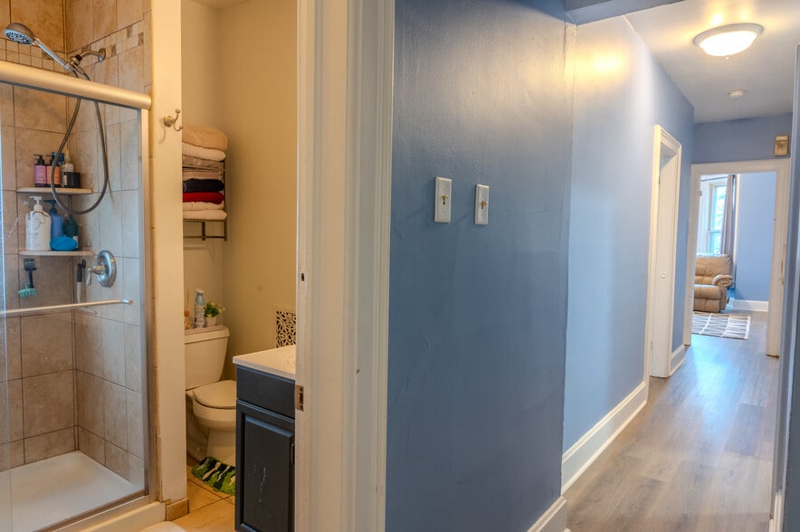Bright, airy space with soaring ceilings. - 1534 N Marshall St
