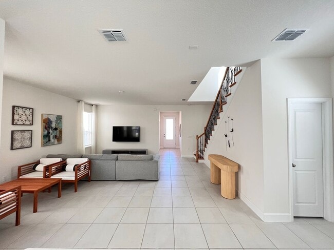 Building Photo - Gorgeous Furnished Home in Winter Garden!