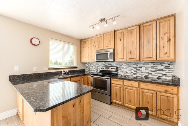 Building Photo - 835 W 2400 N St