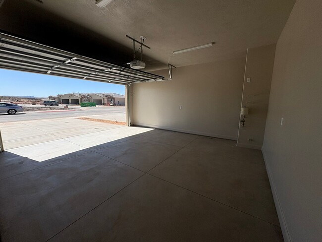 Building Photo - Brand New Townhome In Hurricane