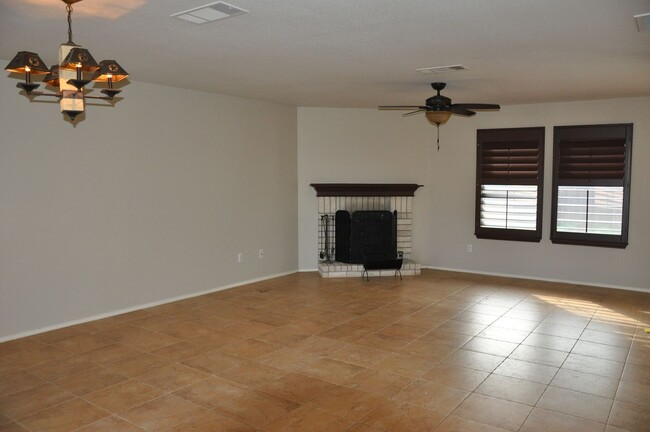 Building Photo - 3 Bedroom 2.5 Bath With Bonus Room in Laur...