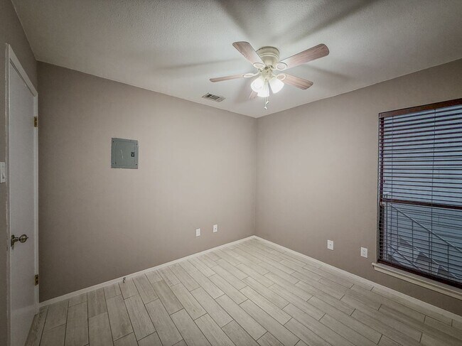 Building Photo - 3839 Dry Creek Dr