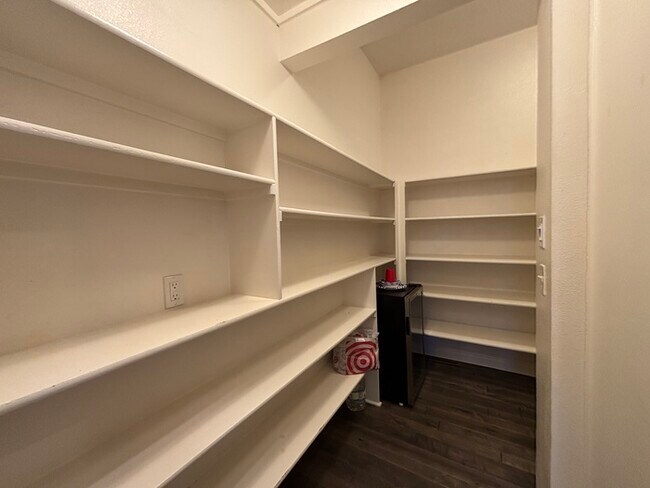 Building Photo - Modern 4BR 3.5 BA w/ Covered Lanai + Community Pool + Dedicated Office in Olathe