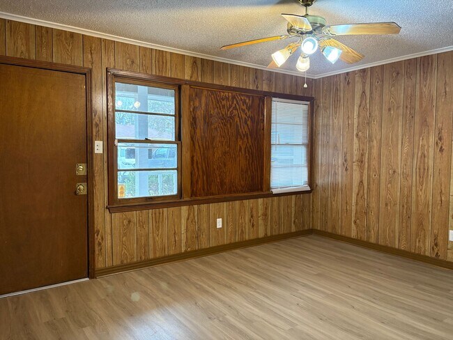 Building Photo - Beautiful 3 bedroom/1 bath home with Fireplace and Central HVAC!