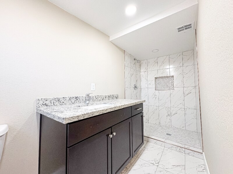 Building Photo - 1530 W 4th Pl