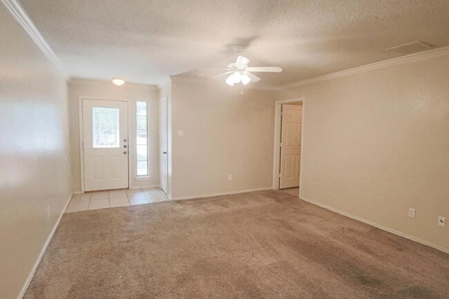 Building Photo - Great 3/3/2 Duplex!