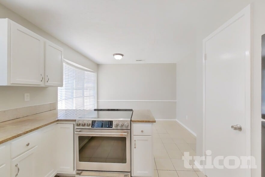 Building Photo - 3815 Regency Dr