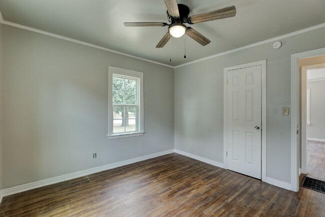 Building Photo - Remodeled 2/1
