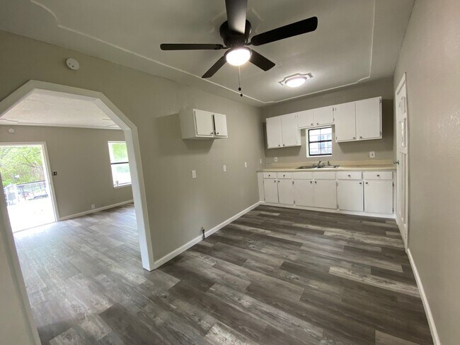 Building Photo - Cozy Sandsprings Home