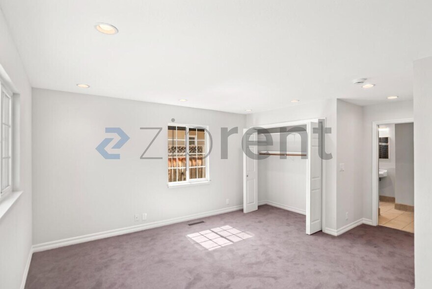 Building Photo - Unit
