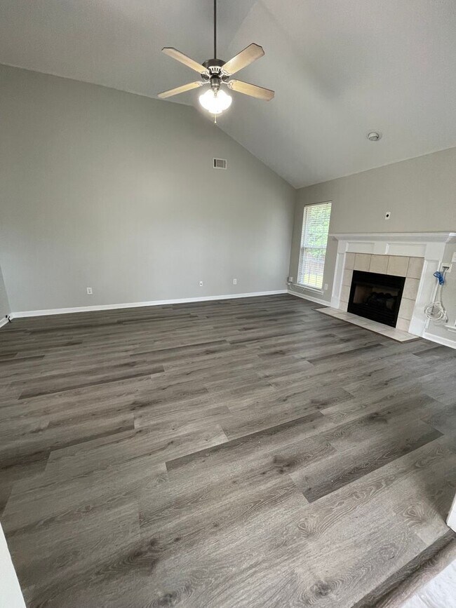 Building Photo - 2068 Lake Forest Dr