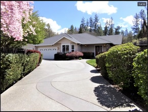 Building Photo - 3 bed 2 bath  Home for Rent in Grants Pass