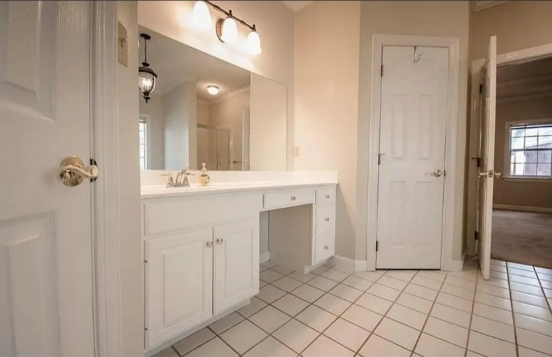 Building Photo - 2 Lake Laurie Dr